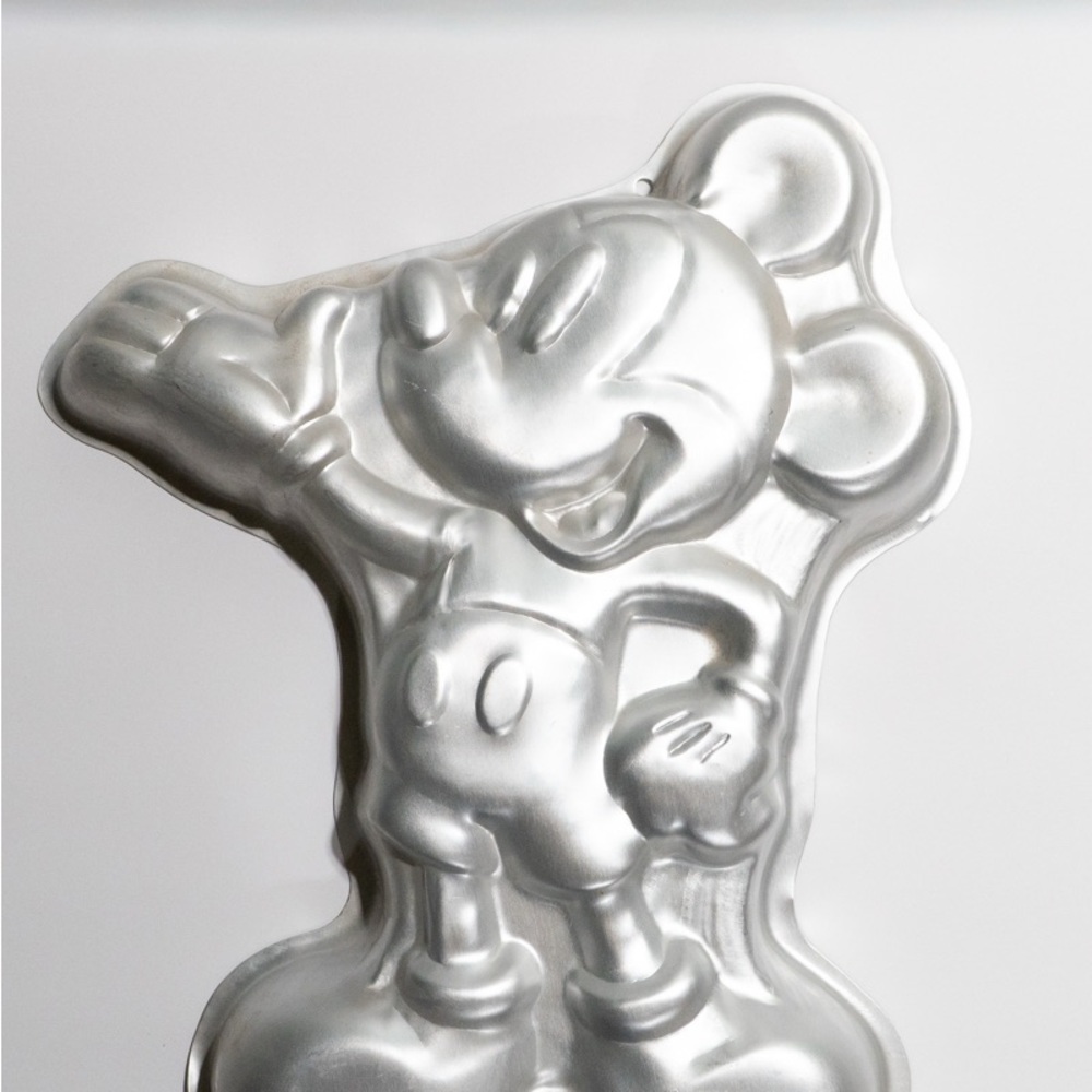 vintage 1995 Wilton Disney Mickey Mouse full-body aluminum cake pan